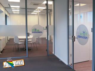 Logo geprint op glasfolie en in vorm gesneden